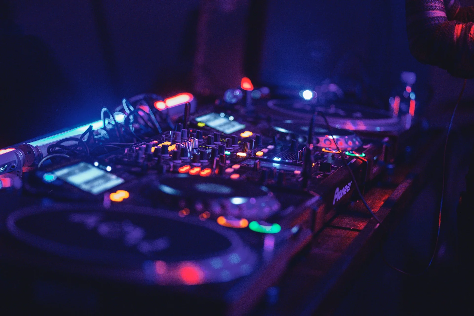alexander-popov-JhYnL-BiP18-unsplash